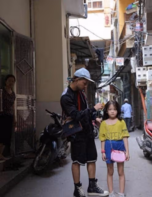 越南7歲無家可歸女孩因舊衣服搭配能力出名,如今想當T台模特