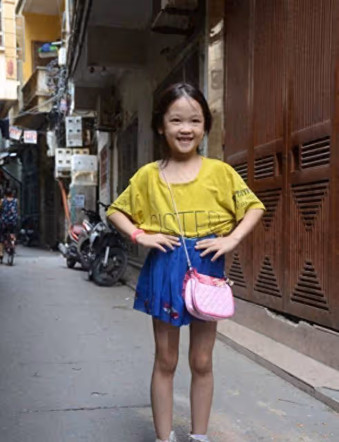 越南7歲無家可歸女孩因舊衣服搭配能力出名,如今想當T台模特