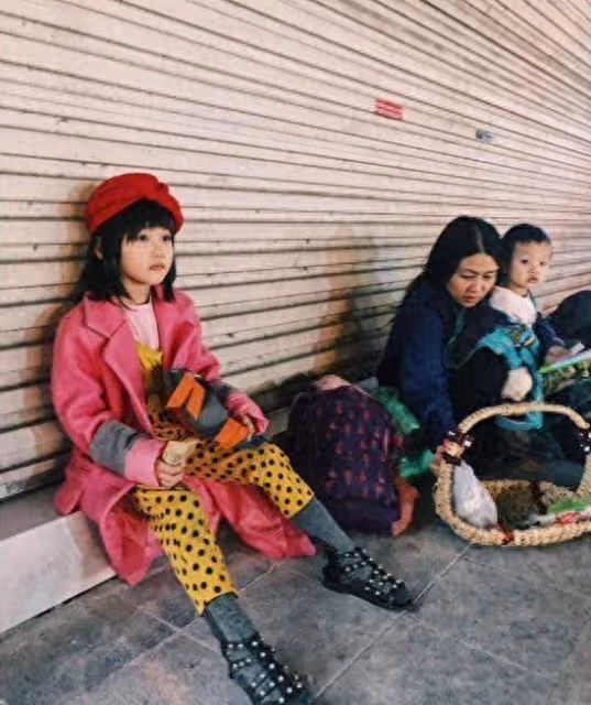 越南7歲無家可歸女孩因舊衣服搭配能力出名,如今想當T台模特