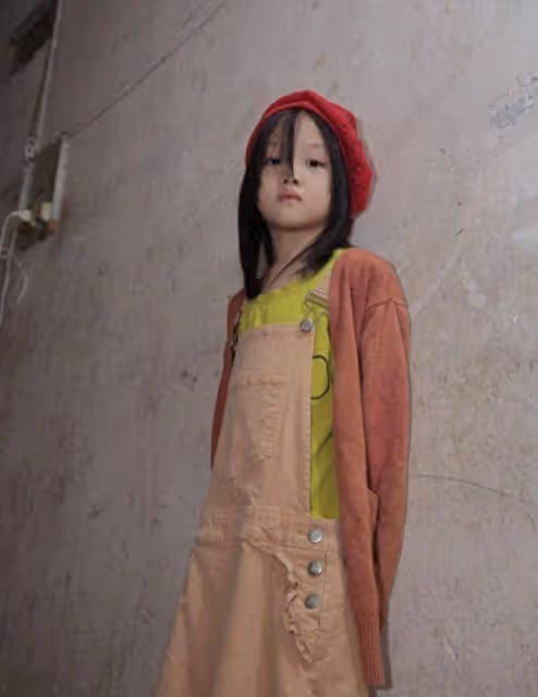 越南7歲無家可歸女孩因舊衣服搭配能力出名,如今想當T台模特