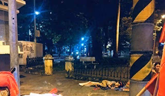 越南7歲無家可歸女孩因舊衣服搭配能力出名,如今想當T台模特