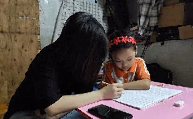 越南7歲無家可歸女孩因舊衣服搭配能力出名,如今想當T台模特