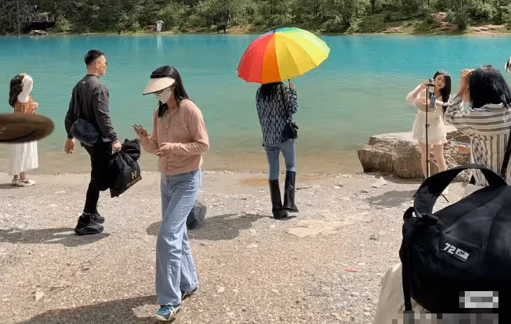 何教官陪張馨予游藍月谷，拎包蹲地拍照太寵妻，4歲囡囡近況曝光