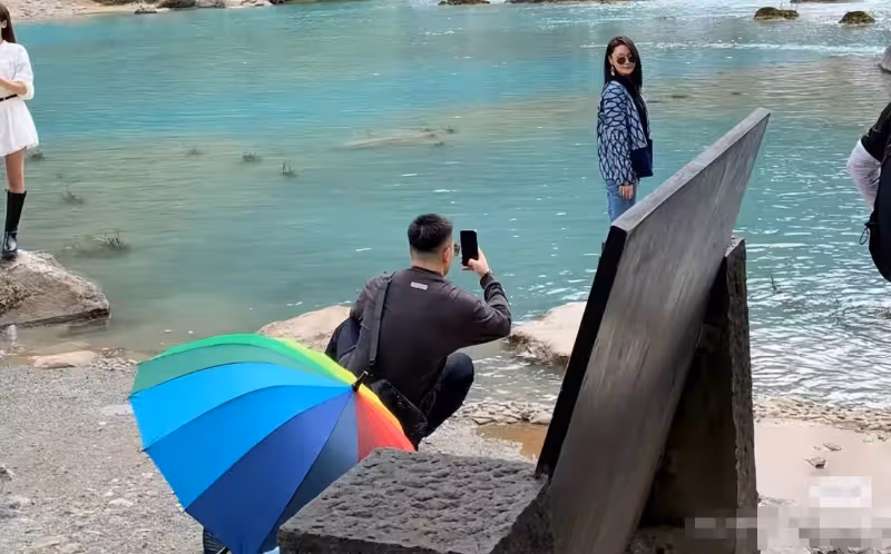 何教官陪張馨予游藍月谷，拎包蹲地拍照太寵妻，4歲囡囡近況曝光