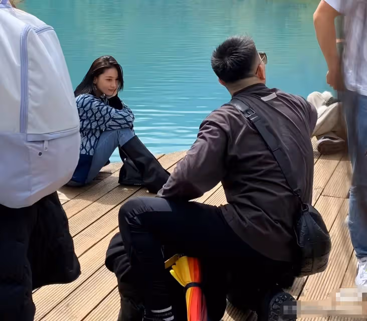 何教官陪張馨予游藍月谷，拎包蹲地拍照太寵妻，4歲囡囡近況曝光
