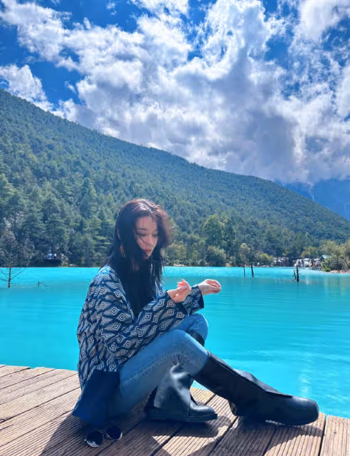 何教官陪張馨予游藍月谷,拎包蹲地拍照太寵妻,4歲囡囡近況曝光