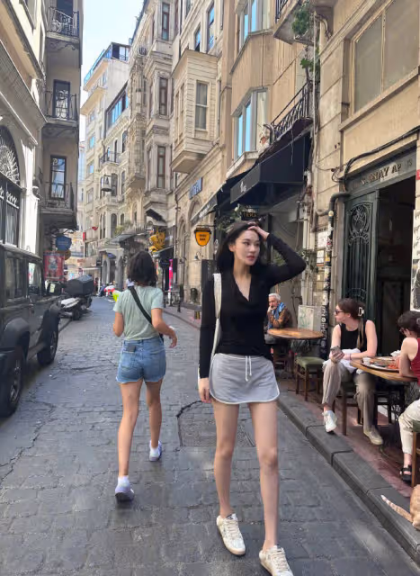 何教官陪張馨予游藍月谷,拎包蹲地拍照太寵妻,4歲囡囡近況曝光