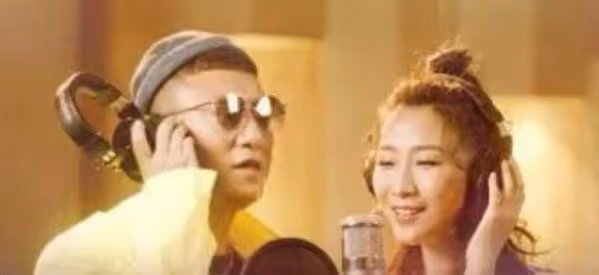 孫紅雷夫婦深夜街頭約會！果然，誰都喜歡偷看漂亮的女人