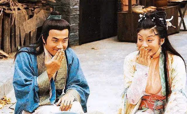 他在TVB跑了九年龍套，台詞都沒幾句，束手無措退圈回家繼承億萬家產
