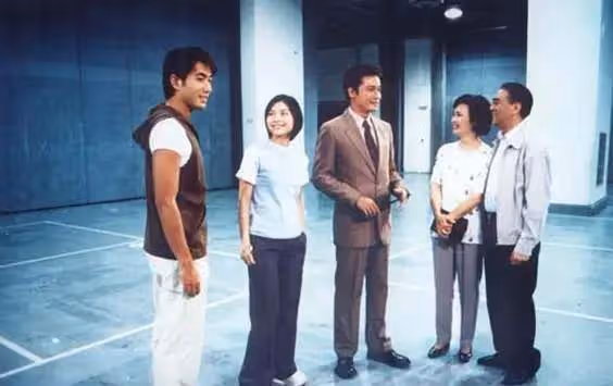 他在TVB跑了九年龍套，台詞都沒幾句，束手無措退圈回家繼承億萬家產