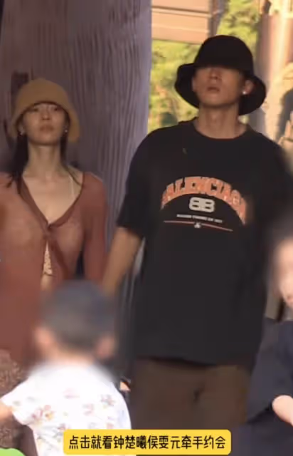 和張雲龍分手了?鍾楚曦與侯雯元牽手摟腰約會,被調侃拍一部談一個