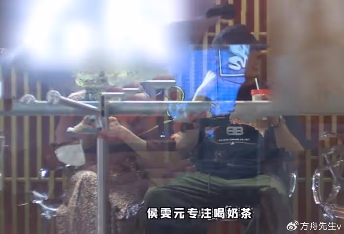 和張雲龍分手了?鍾楚曦與侯雯元牽手摟腰約會,被調侃拍一部談一個