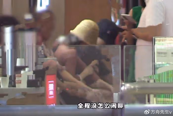 和張雲龍分手了?鍾楚曦與侯雯元牽手摟腰約會,被調侃拍一部談一個