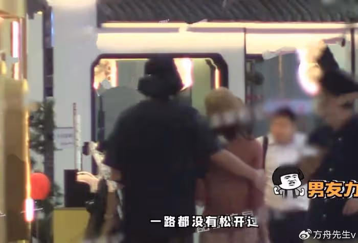 和張雲龍分手了?鍾楚曦與侯雯元牽手摟腰約會,被調侃拍一部談一個