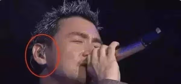 演唱會上,原來歌手耳朵里戴的並不是「耳機」,看完漲知識了