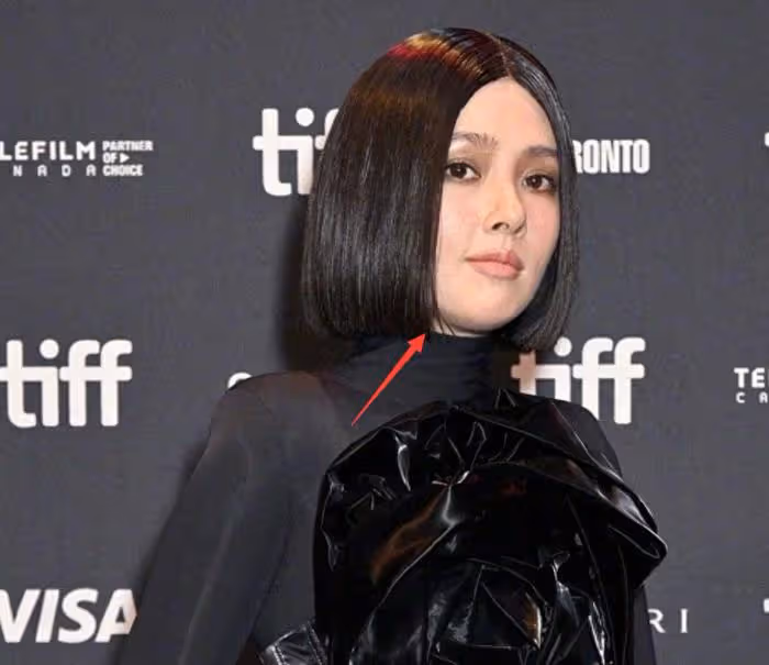郭碧婷向佐合體走紅毯，郭碧婷模樣大變認不出，老了很多