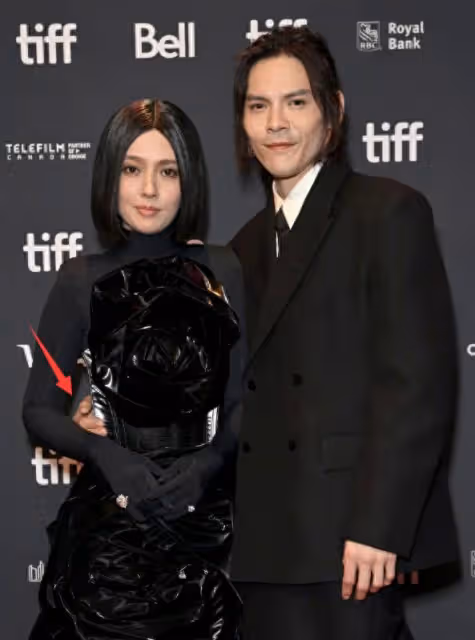 郭碧婷向佐合體走紅毯,郭碧婷模樣大變認不出,老了很多