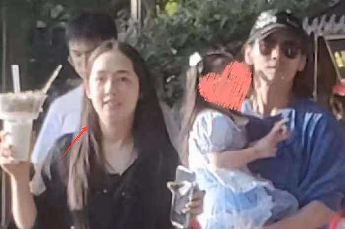 郭碧婷向佐合體走紅毯,郭碧婷模樣大變認不出,老了很多