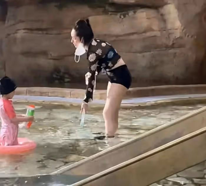 郭碧婷向佐合體走紅毯,郭碧婷模樣大變認不出,老了很多