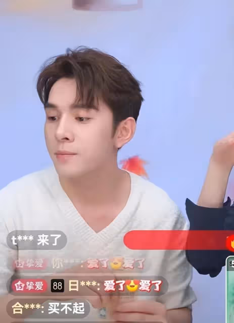 李佳琦風波後火速復播，網友滿屏怒刷買不起，本人表情難看