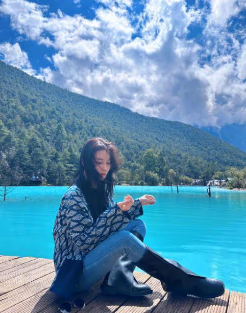 藍月谷偶遇張馨予夫婦,何捷全程蹲著幫老婆拍照,背影被贊帥氣