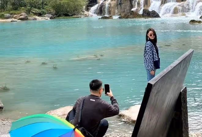 張馨予何捷夫婦同框,男方為老婆蹲地拍照太幸福,郎才女貌顏值高