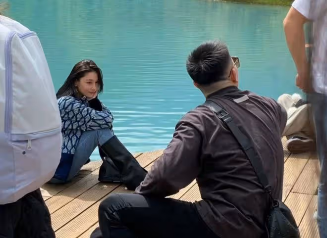 張馨予何捷夫婦同框,男方為老婆蹲地拍照太幸福,郎才女貌顏值高