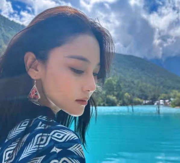 張馨予何捷夫婦同框,男方為老婆蹲地拍照太幸福,郎才女貌顏值高