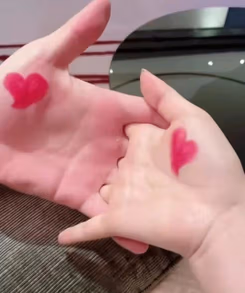 張馨予何捷夫婦同框,男方為老婆蹲地拍照太幸福,郎才女貌顏值高