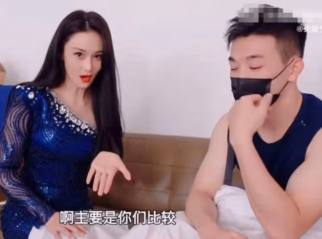 張馨予何捷夫婦同框,男方為老婆蹲地拍照太幸福,郎才女貌顏值高