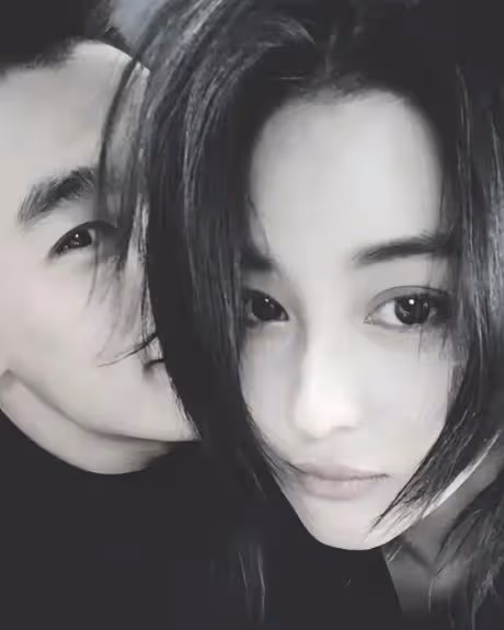 張馨予何捷夫婦同框，男方為老婆蹲地拍照太幸福，郎才女貌顏值高