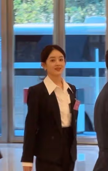 趙麗穎參加中國電視藝術家協會,生圖曝光美到驚艷,氣質端莊吸睛