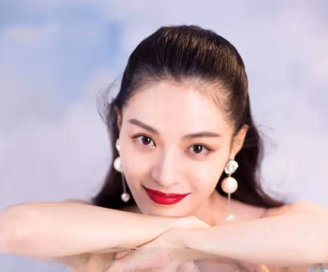 鍾楚曦疑戀情曝光,與封神演員緊摟回家,此前被認為是張雲龍女友