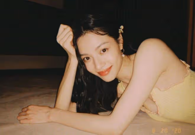 鍾楚曦疑戀情曝光,與封神演員緊摟回家,此前被認為是張雲龍女友