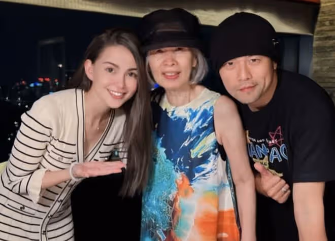 周杰倫攜妻為母親慶生，昆凌甜喊「媽媽」，婆媳罕見同框親如母女