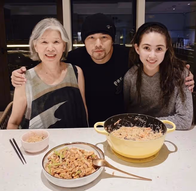 周杰倫攜妻為母親慶生,昆凌甜喊「媽媽」,婆媳罕見同框親如母女