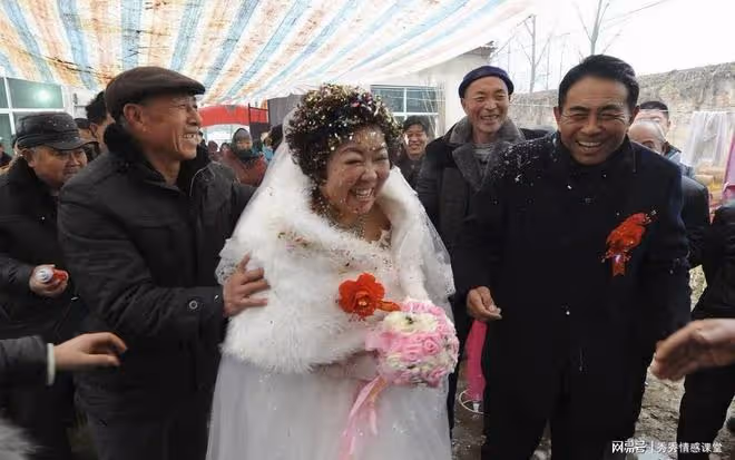 故事:新婚夜老伴抱住我,跟我提了三個要求,我一句話讓她沒了聲