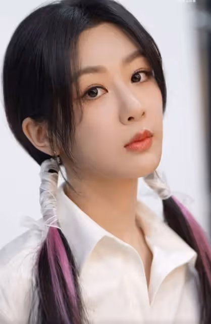 楊紫最新造型嫩出新高度，扎挑染雙馬尾嬌俏可人，身材纖瘦好少女