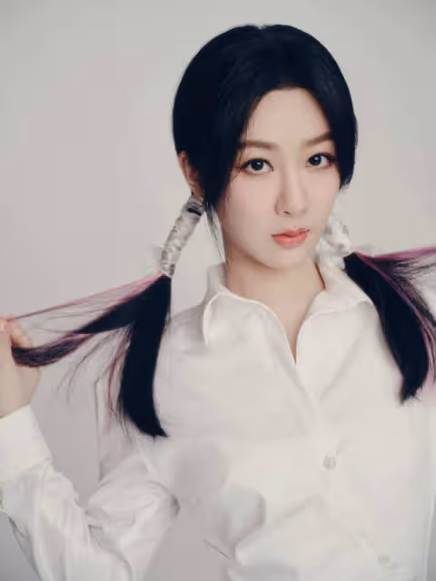楊紫最新造型嫩出新高度，扎挑染雙馬尾嬌俏可人，身材纖瘦好少女