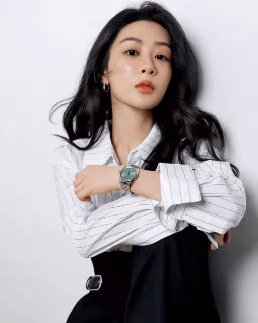 楊紫最新造型嫩出新高度，扎挑染雙馬尾嬌俏可人，身材纖瘦好少女
