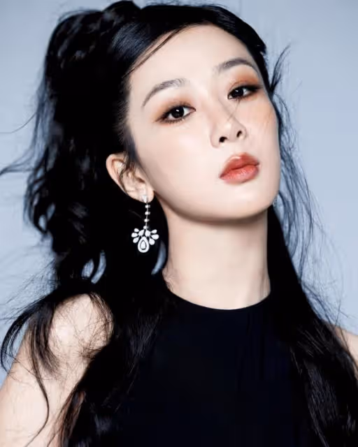 楊紫最新造型嫩出新高度，扎挑染雙馬尾嬌俏可人，身材纖瘦好少女