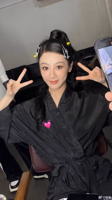 楊紫最新造型嫩出新高度，扎挑染雙馬尾嬌俏可人，身材纖瘦好少女