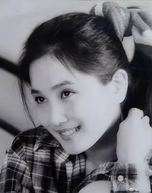 離婚後,隻字不提前夫侯勇,和女兒相依為命,如今狀態似少女