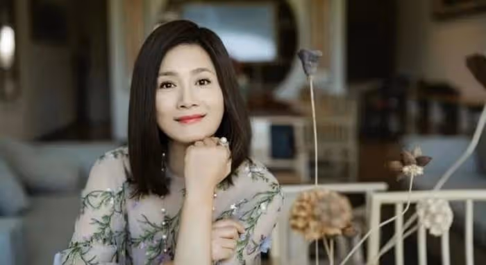 離婚後，隻字不提前夫侯勇，和女兒相依為命，如今狀態似少女