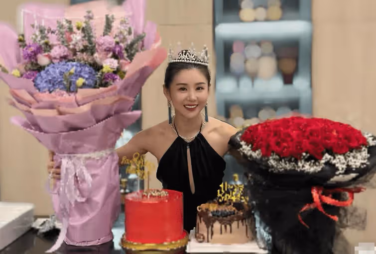 李小萌豪宅慶38歲生日，穿露背裙戴皇冠似公主，王雷送花一臉深情