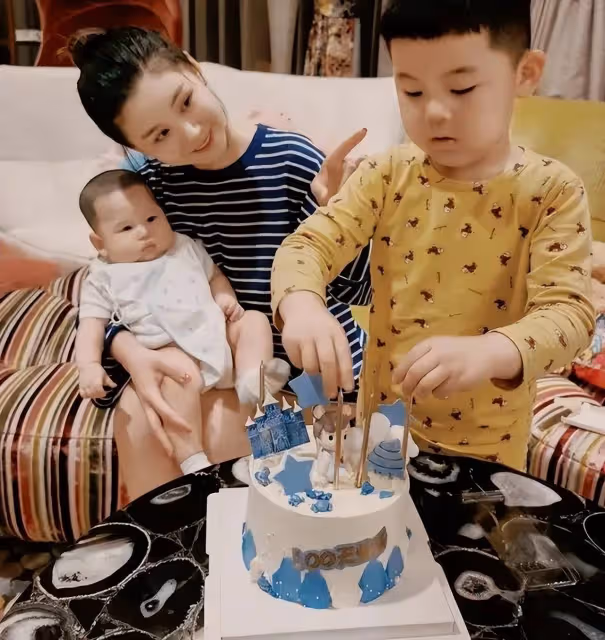 李小萌豪宅慶38歲生日，穿露背裙戴皇冠似公主，王雷送花一臉深情