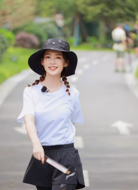 李沁獲第六屆虎撲女神，被質疑是注水內定，其實去年就是亞軍了