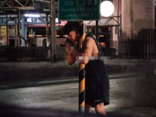 歐弟深夜買醉,蹲路邊抱柱子,疑遭辣妹搭訕,前妻約會小鮮肉被拍