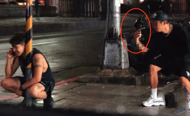 歐弟深夜買醉,蹲路邊抱柱子,疑遭辣妹搭訕,前妻約會小鮮肉被拍