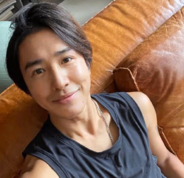 歐弟深夜買醉,蹲路邊抱柱子,疑遭辣妹搭訕,前妻約會小鮮肉被拍